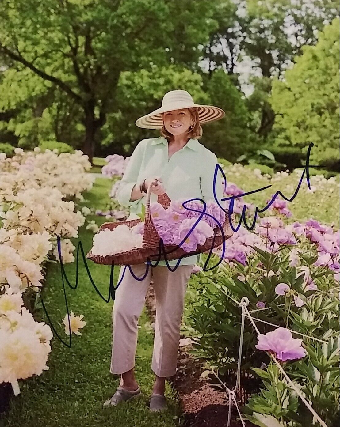 Martha Stewart signed 8 x 10 COA BECKETT