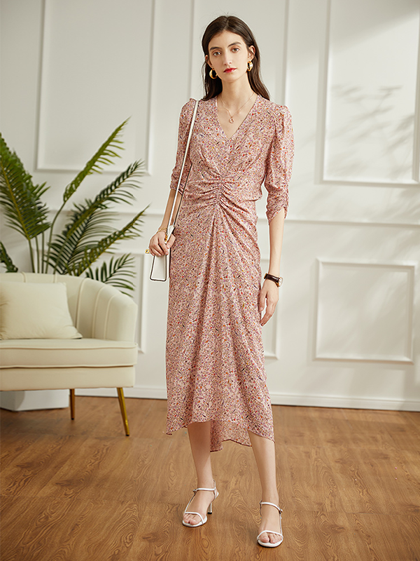 Robe en soie rose floral col V style froncé-Soieplus
