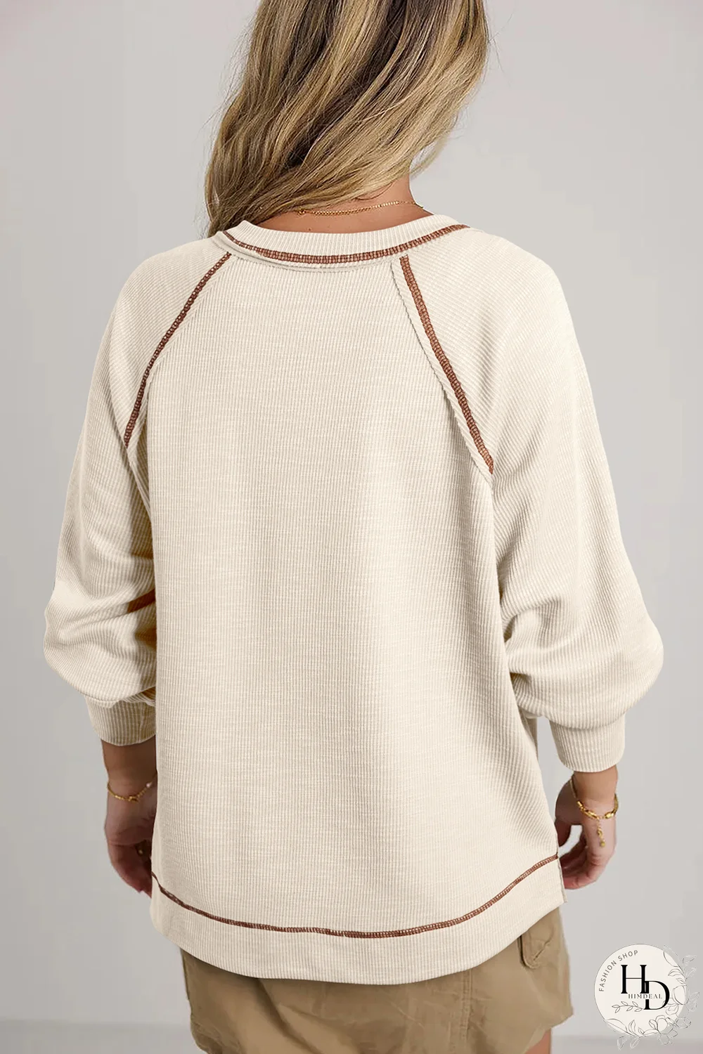 Jersey de punto con cuello en V y costuras expuestas en beige