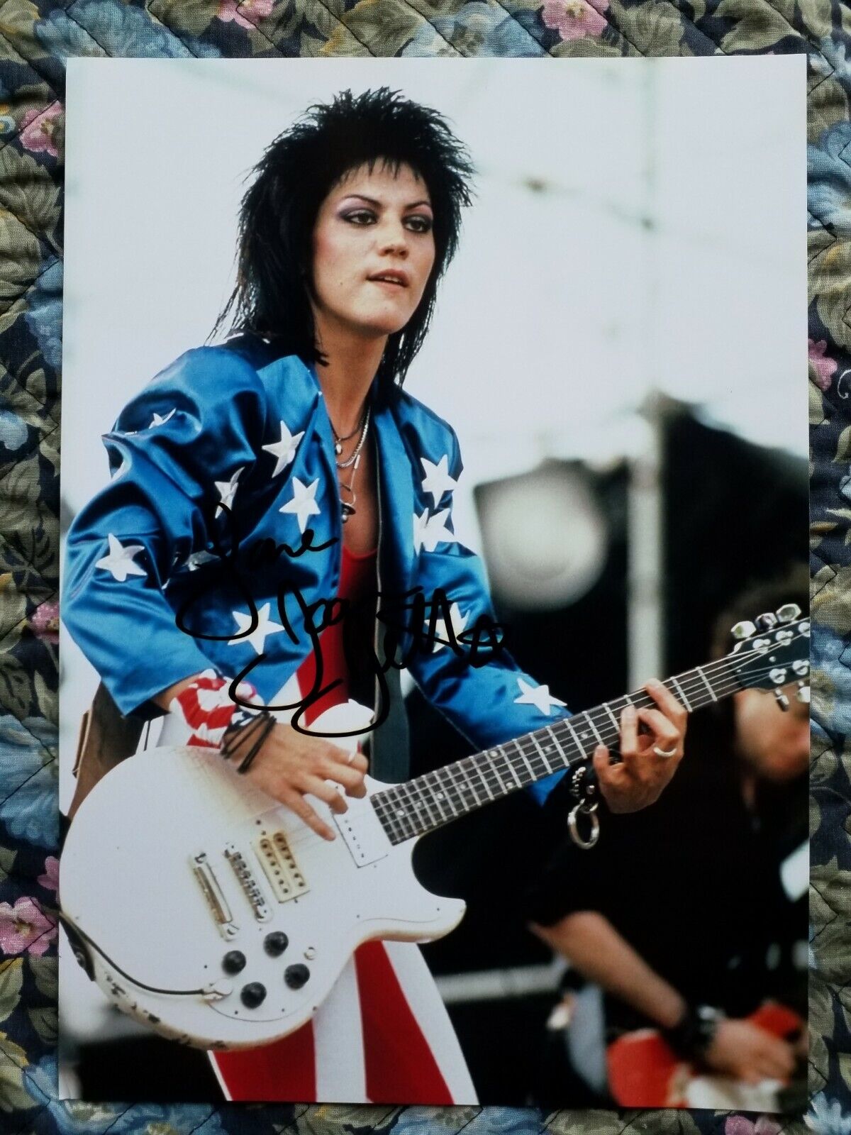 Joan Jett Authentic Autographed Signed 8.2 x 11.2 Photo Poster paintinggraph