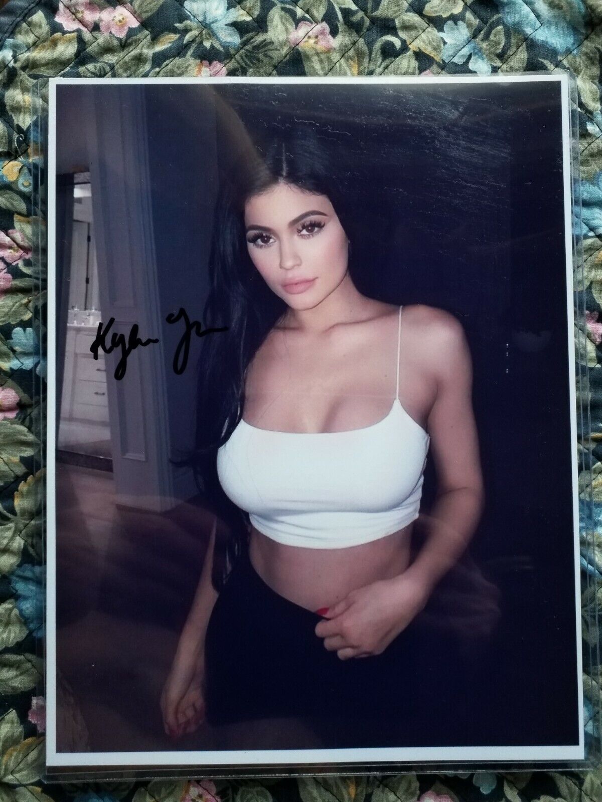 KYLIE JENNER HAND SIGNED AUTHENTIC AUTOGRAPHED 8.5 x 11 COLOR Photo Poster painting