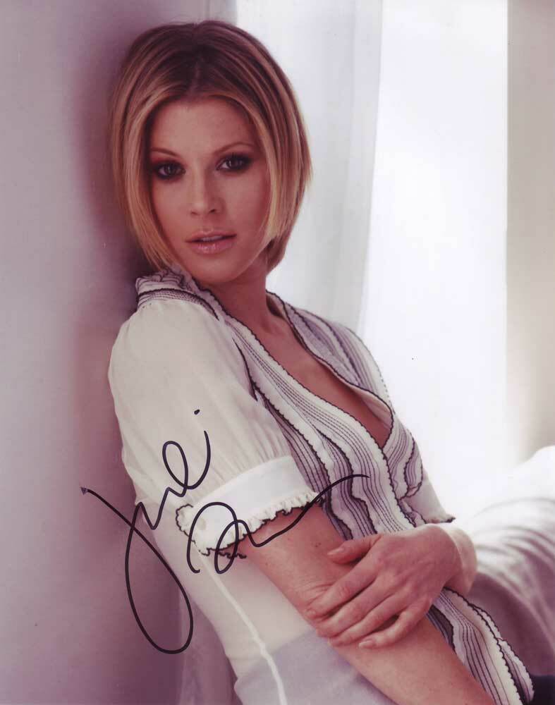 Julie Bowen In-Person AUTHENTIC Autographed Photo Poster painting SHA #15888