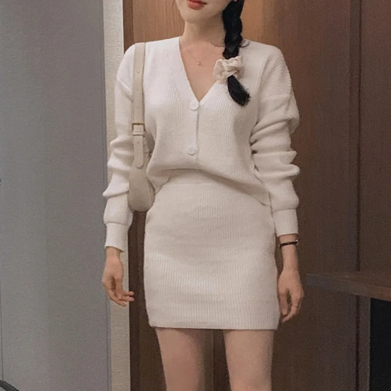 Uveng Uveng Gas Age Reduction Suit Women's Autumn And Winter 2024 Women's Knitted V-Neck Sweater Jacket Single Buckle High Waist + Short Skirt Two Sets