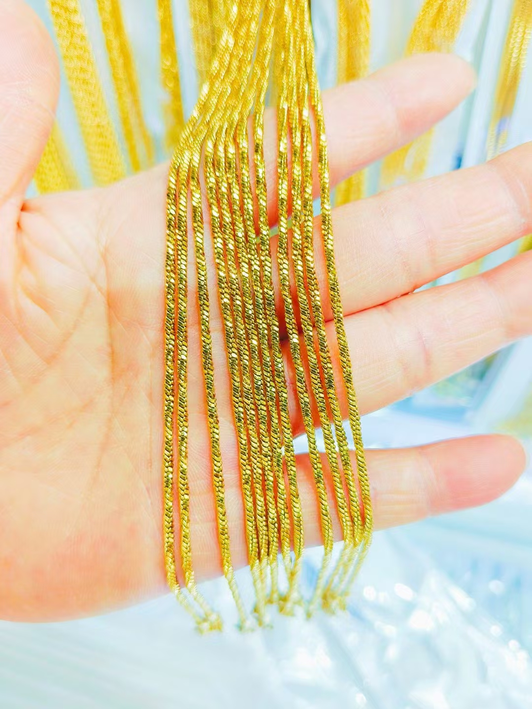 Interchangeable chains that can be worn as a minimalist necklace.