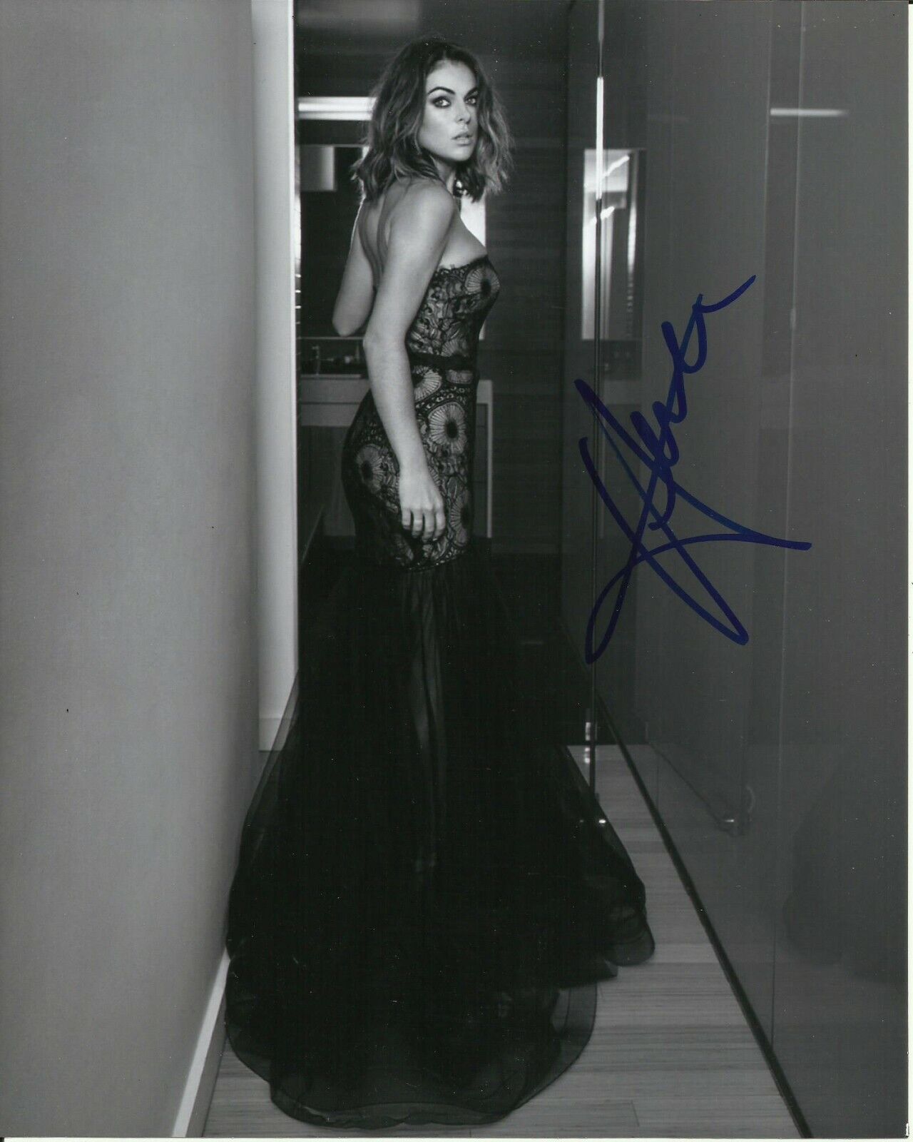 SERINDA SWAN SIGNED SEXY Photo Poster painting UACC REG 242