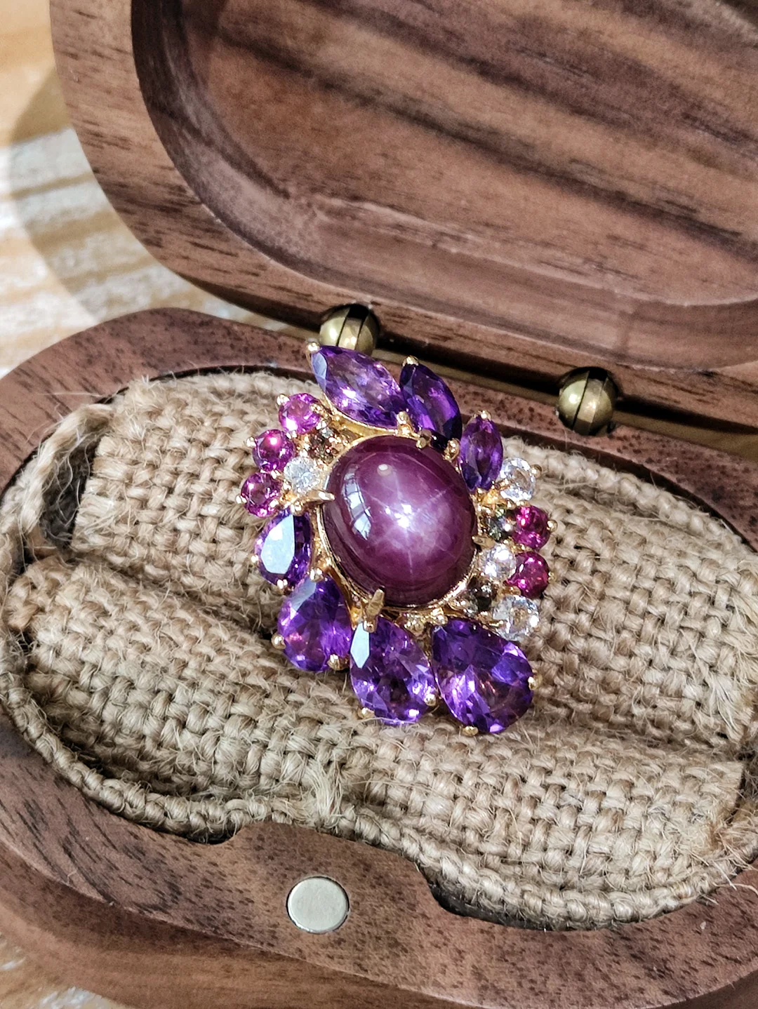 S362 星光蓝宝石围镶彩宝吊坠K18，星光蓝宝石9.84ct，彩宝5.35ct，钻石0.06ct，9.8g【带日本证书，边缘小磕碰，肉眼看不明显，星光蓝宝特有的莫兰迪玫紫色】