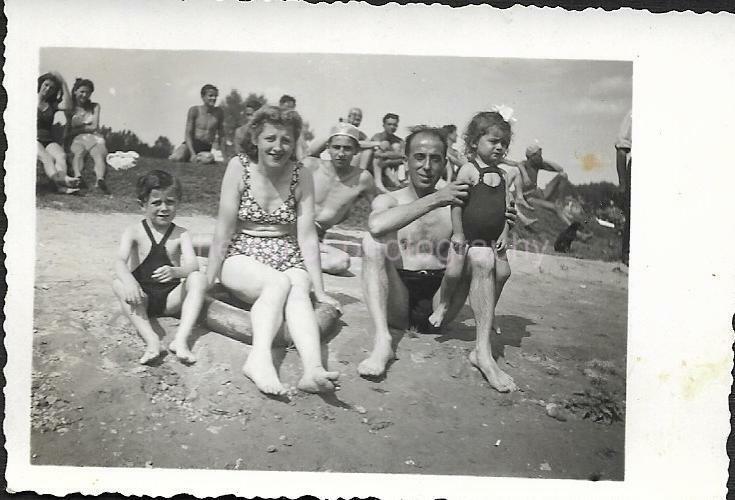 Vintage Snapshot SMALL FOUND Photo Poster paintingGRAPH bw A DAY AT THE BEACH Original 19 36 F