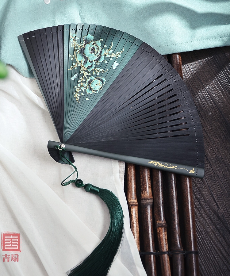 Artisanal Bamboo Folding Fan - Elegant,  Handcrafted,  and Classic Chinese Traditional Style for Hanfu,  Retro Qipao,  or Dance Performances