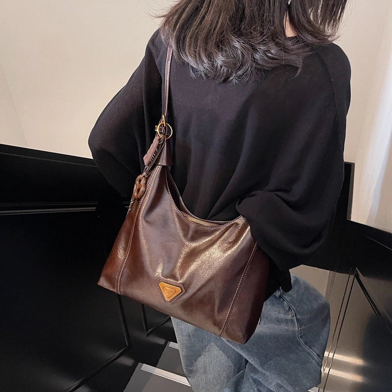 Women’s Medium Pu Leather Solid Color Classic Style Streetwear Square Zipper Underarm Bag