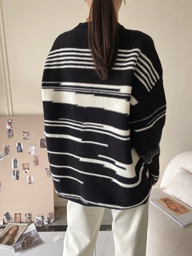 Bow Pattern Round Neck Loose Fit Sweater main image 1