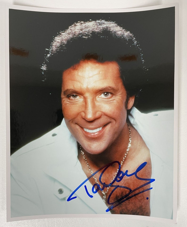 Tom Jones Signed Autographed Glossy 8x10 Photo Poster painting - COA Matching Holograms