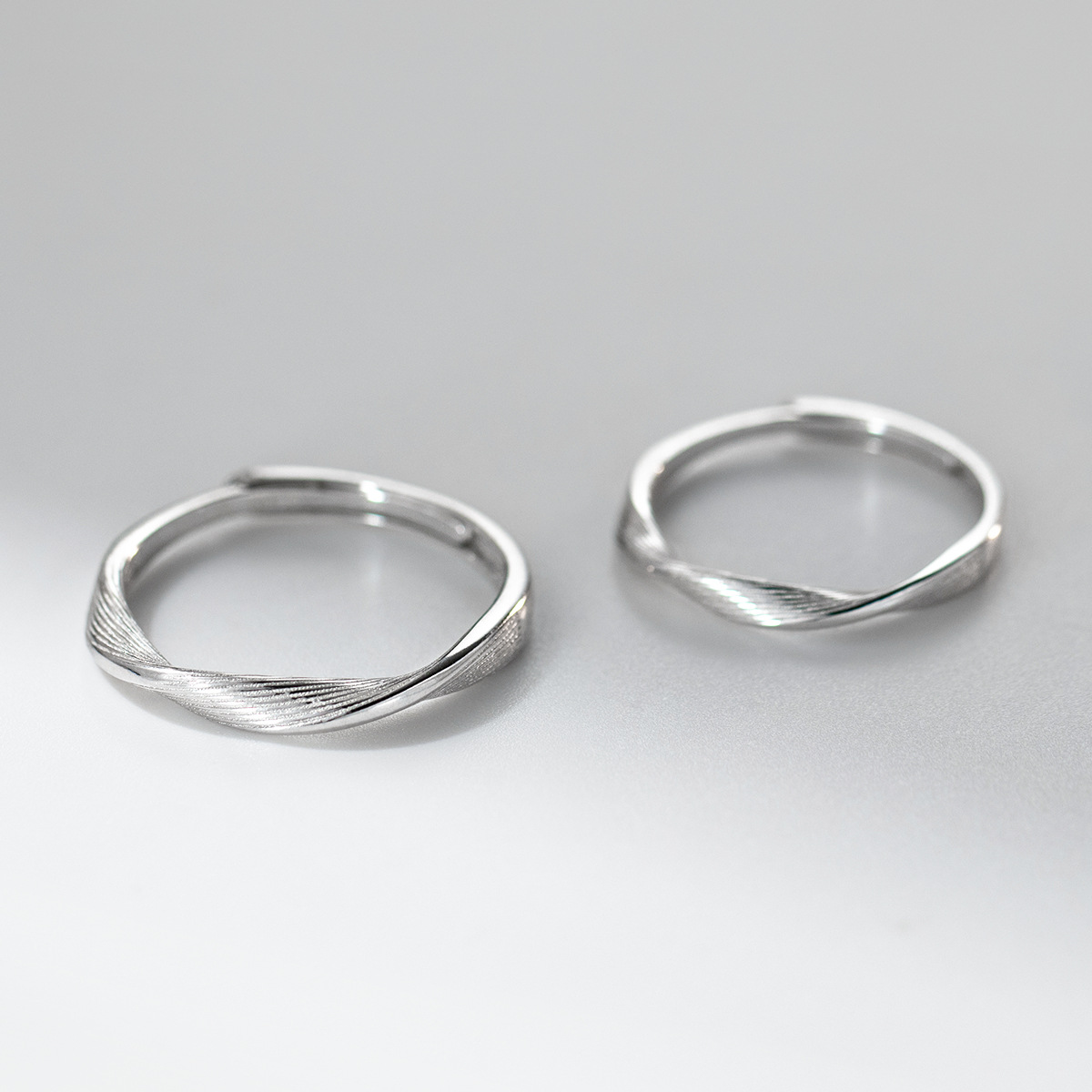 S925 Sterling Silver Couple Rings Stylish and Simple Striped M&ouml;bius Strip Couple Rings R03580