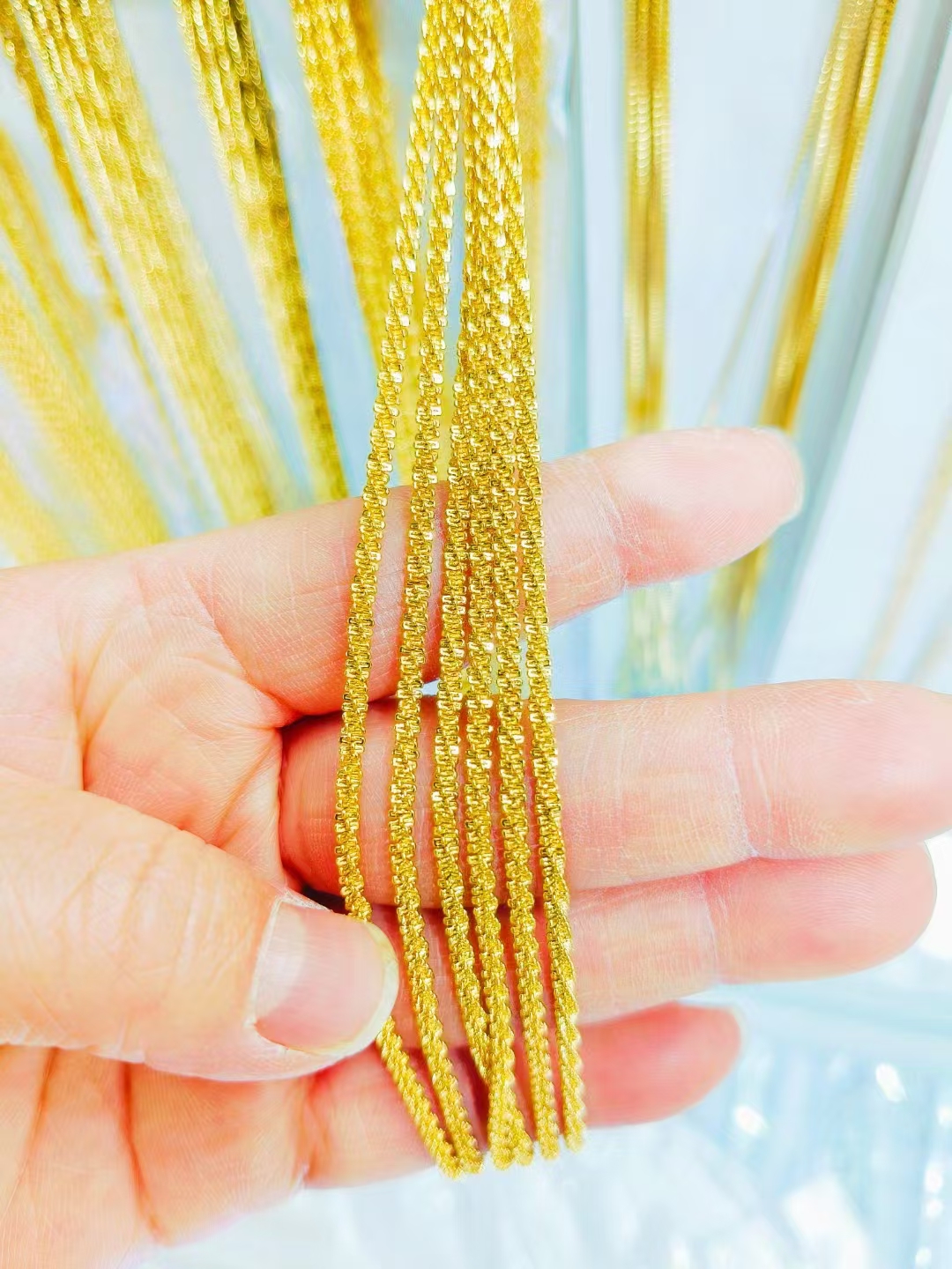 Interchangeable chains that can be worn as a minimalist necklace.