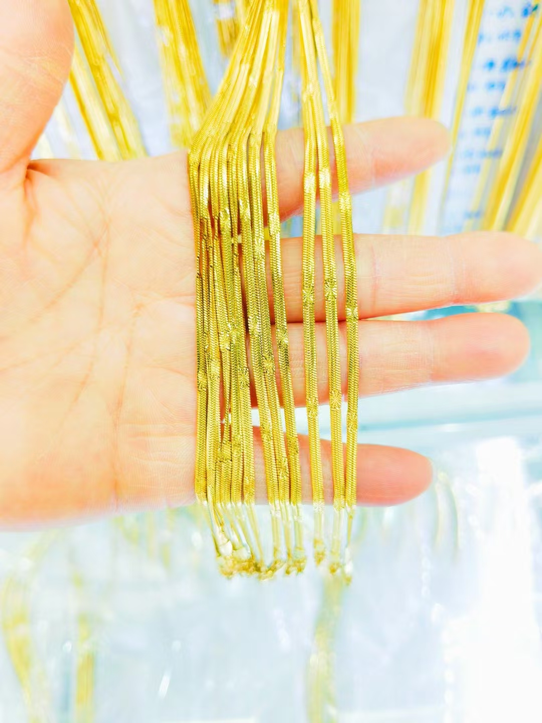 Interchangeable chains that can be worn as a minimalist necklace.