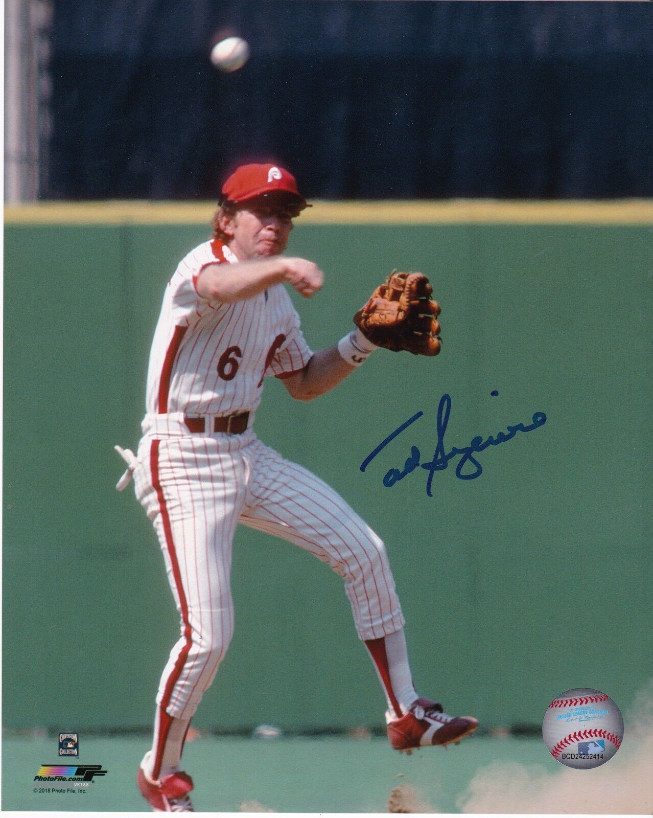 TED SIZEMORE PHILADELPHIA PHILLIES ACTION SIGNED 8x10