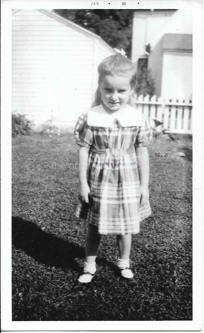 Found Photo Poster paintinggraph bw PORTRAIT OF A YOUNG GIRL Original VINTAGE JD 110 16 E