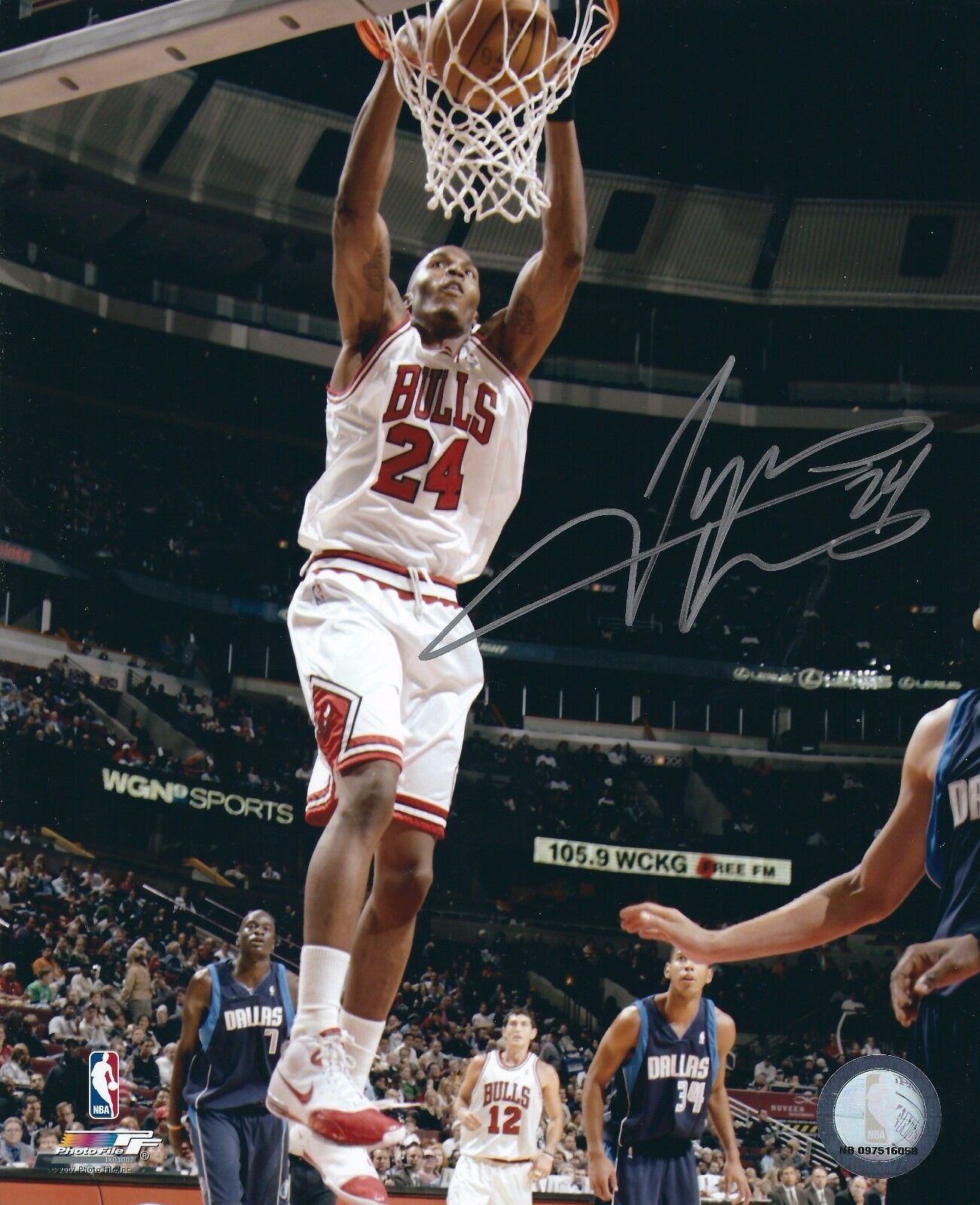 Signed 8x10 TYRUS THOMAS Chicago Bulls Autographed Photo Poster painting w/COA
