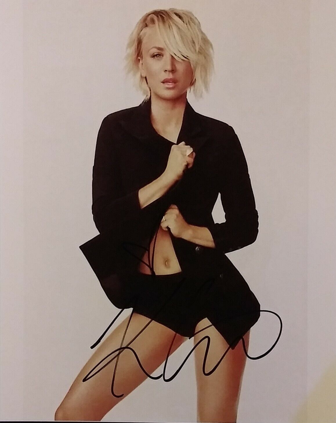 Kaley Cuoco signed 8x10