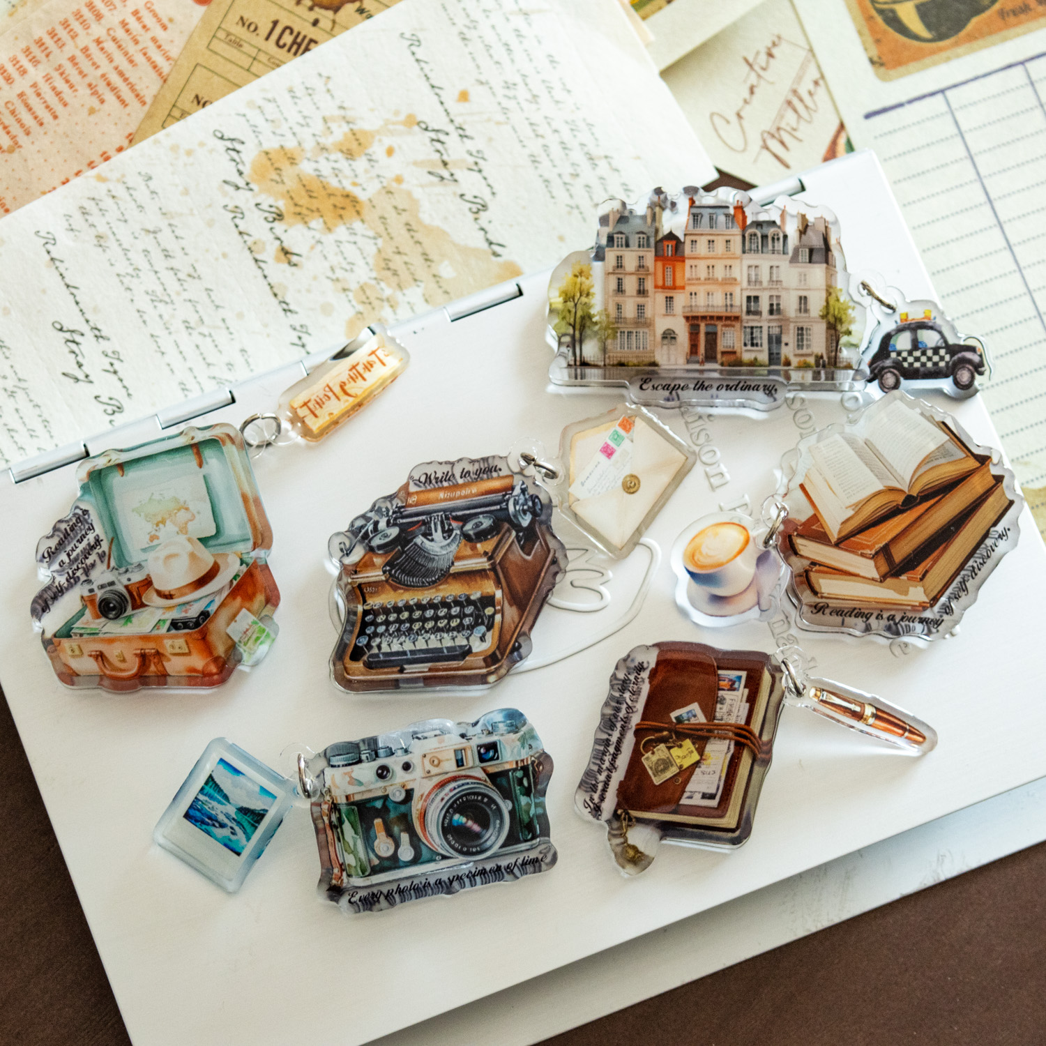 아크릴 핸드클립 - 여정 시리즈의 다음 정거장 빈티지 카메라 북 풍경