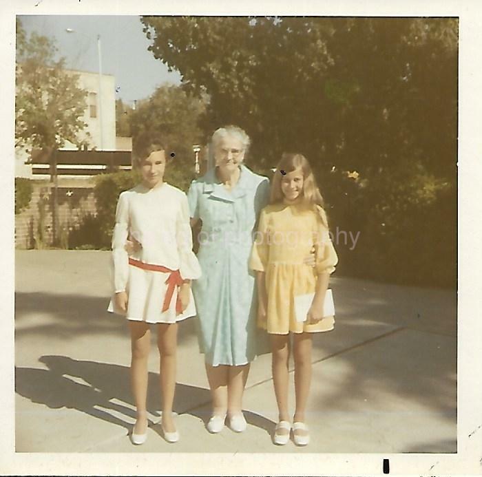 FOUND Photo Poster paintingGRAPH Color Portrait GRANDMA AND THE GIRLS 60's 70's Original 21 69 F