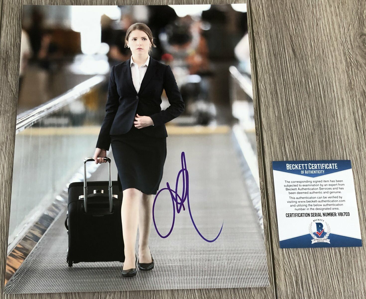 ANNA KENDRICK SIGNED UP IN THE AIR TWILIGHT 8x10 Photo Poster painting B w/PROOF BECKETT BAS COA