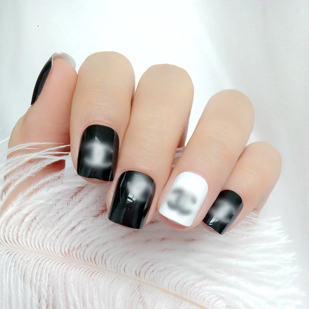 24Pcs Artificial Short Fake Nails 3D Holographic Sequins False Nails With Design DIY Full Cover Finger Tips Manicure Tools-Nail Inspo