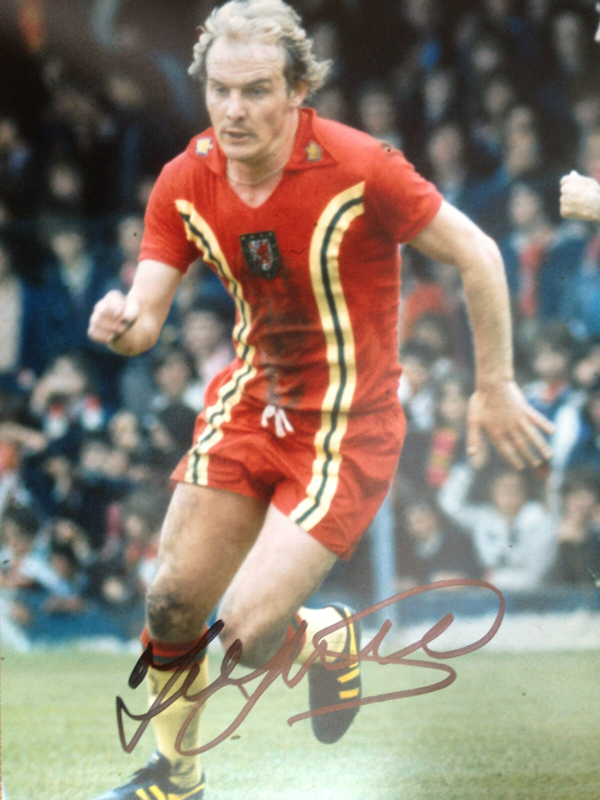 TERRY YORATH - FORMER WELSH FOOTBALLER - SUPERB SIGNED COLOUR Photo Poster paintingGRAPH