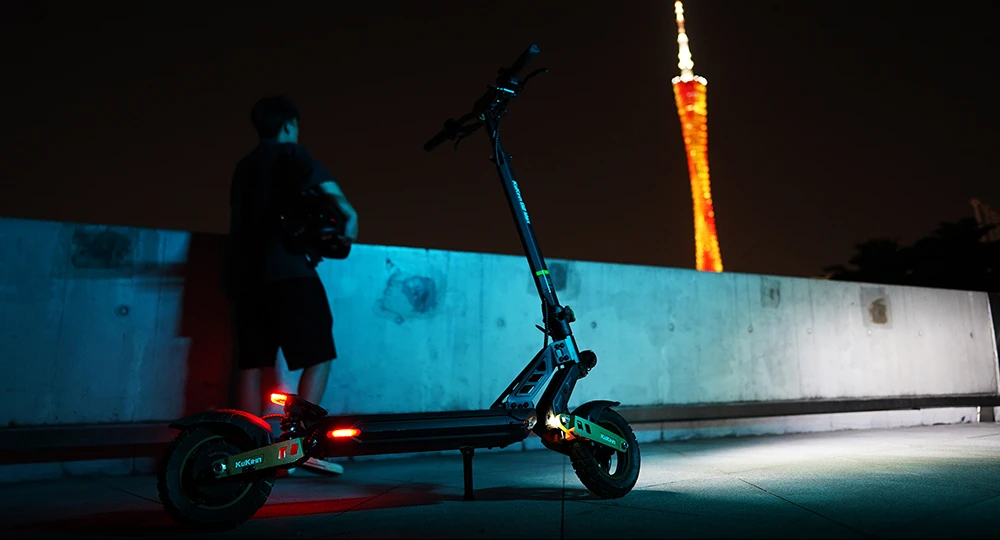 KuKirin G2 Max 电动滑板车,10 英寸越野轮胎,1000W 电机,最高时速 55 公里/小时,48V 20Ah 电池,续航里程 80 公里,最大载重 120 公斤,可拆卸座椅,高度可调节