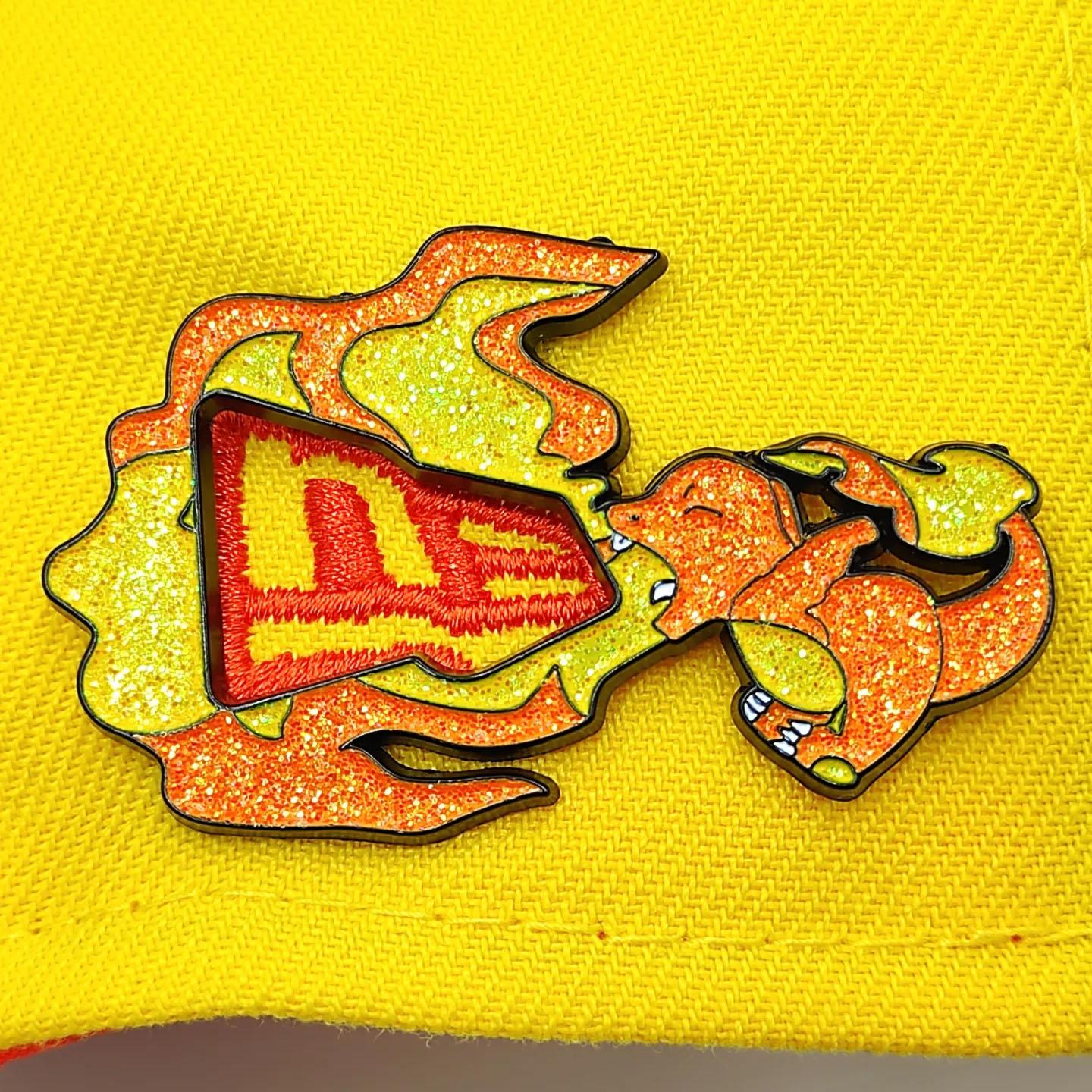 NEW ERA PIN METÁLICO CHARMANDER POKEMON