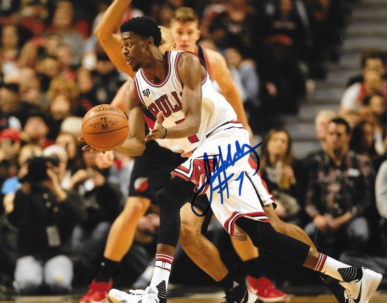 Justin Holiday signed Chicago Bulls 8x10 Photo Poster painting autographed 5