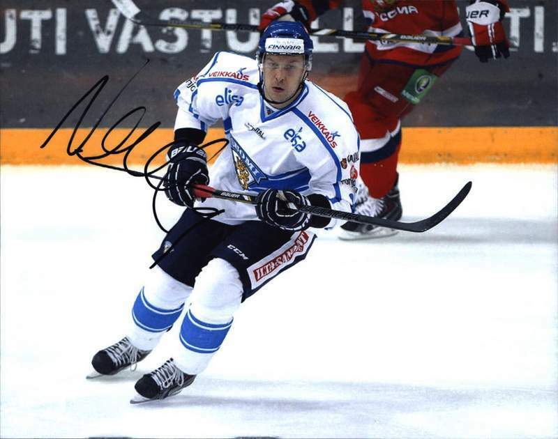 Niklas Hagman signed NHL hockey 8x10 Photo Poster painting W/Cert Autographed A0006