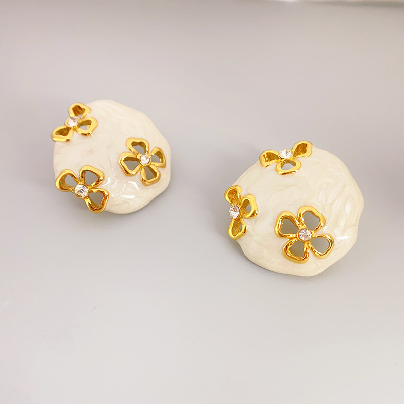 Vintage Hollow Flower Fashion Stud Earrings