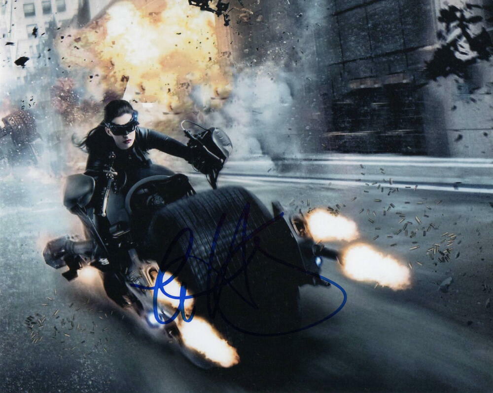 ANNE HATHAWAY SIGNED AUTOGRAPH 8X10 Photo Poster painting - SEXY CATWOMAN, THE DARK NIGHT RISES