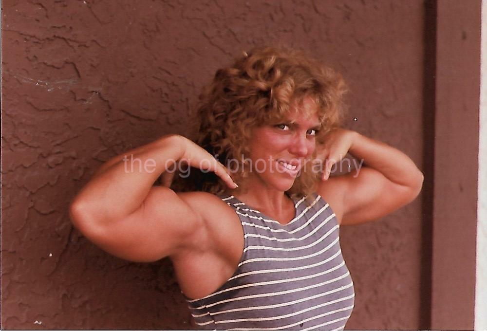 FEMALE BODYBUILDER 80's 90's FOUND Photo Poster painting Color MUSCLE GIRL Original EN 21 57 E