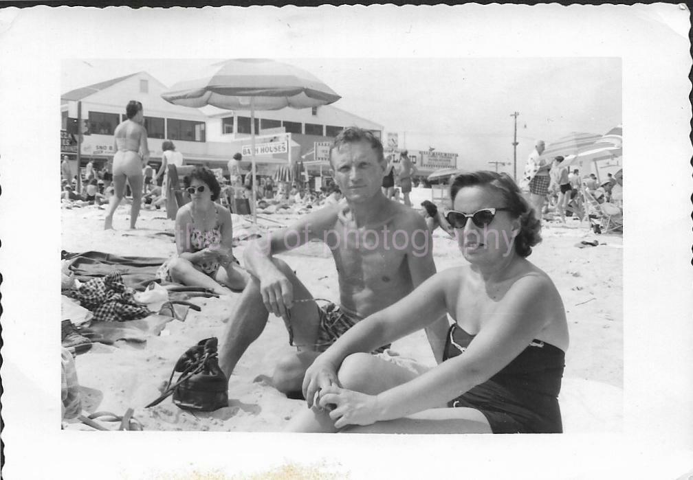 Vintage FOUND Photo Poster paintingGRAPH bw A DAY AT THE BEACH Original JD 110 3 Z3