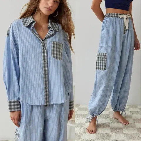 Eine Frau trÃ¤gt ein 2-teiliges lÃ¤ssiges Pyjama-Set mit Karomuster