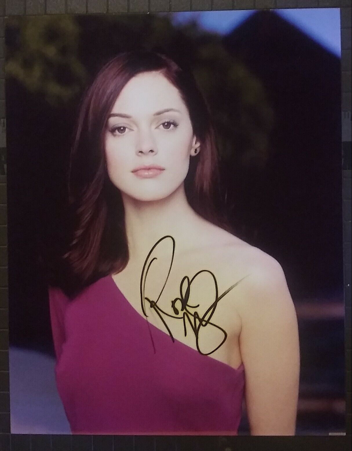 Rose McGowan signed 8x10