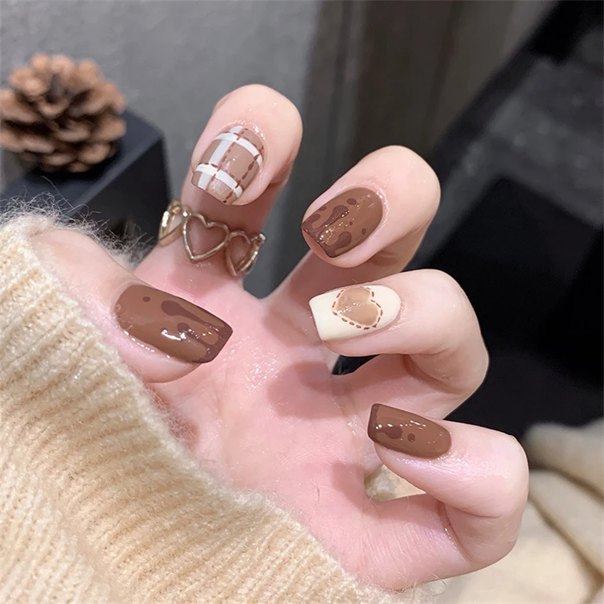 Qinice 24Pcs/Set Milkshake Diamond Lattice Wearing False Nails Tips Fall Winter Adhesive Fake Nails Removable French Press on Nail Art