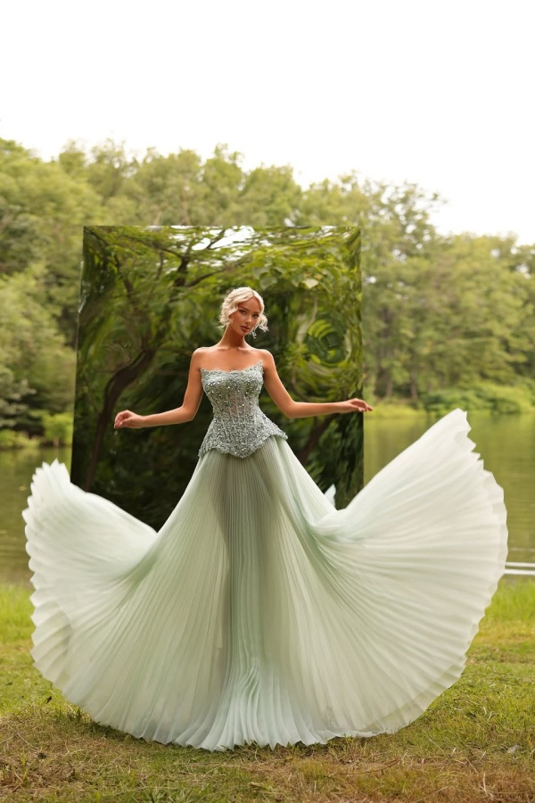 Lussooy Charming Strapless Sequins Beaded Sleeveless Prom Dress With Pleated 