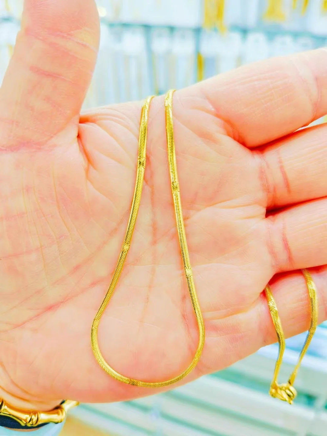 Interchangeable chains that can be worn as a minimalist necklace.