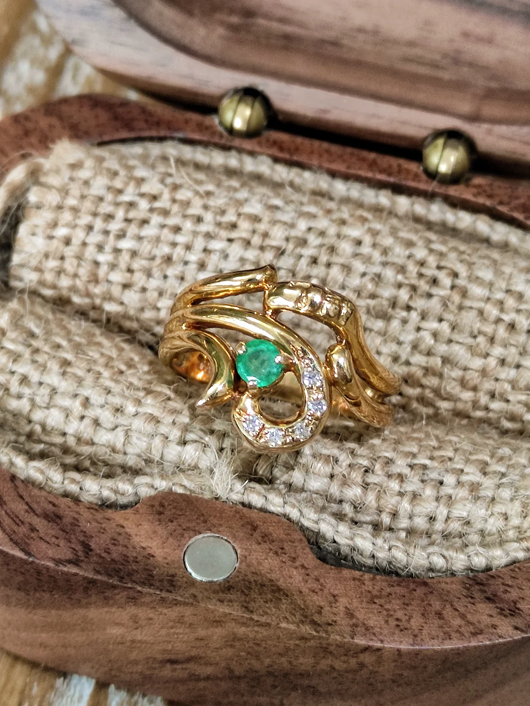 S414 【品牌】祖母绿钻石藤条戒指K18，祖母绿0.18ct，钻石0.05ct，3.9g，12/51码【有品牌刻印，祖母绿天然有内裂正常，有氧化，可选择翻新，福利特价】