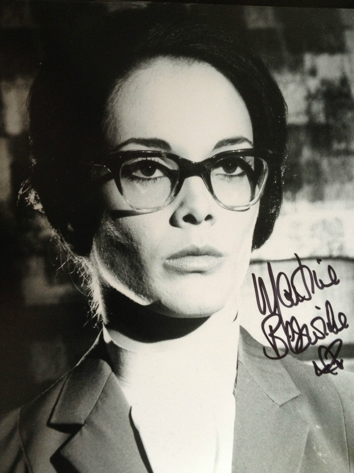 MARTINE BESWICK - JAMES BOND ACTRESS - STUNNING SIGNED B/W Photo Poster paintingGRAPH