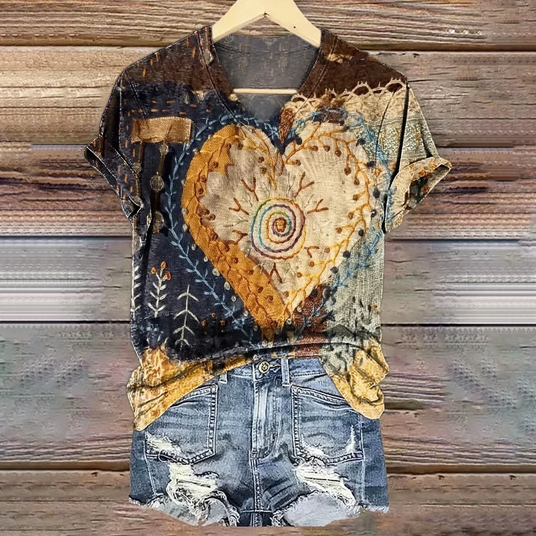Women's Retro Ethnic Style Heart Shaped Collage Art Print V-neck Casual T-shirt