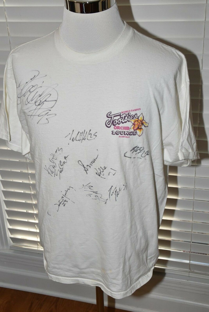 2004 tennessee titans team signed autographed tootsies orchid lounge t-shirt