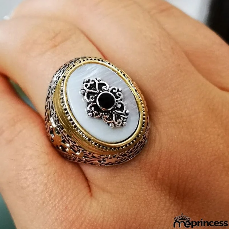 Unisex Retro White Jewel Cocktail Exaggerated Shell Ring