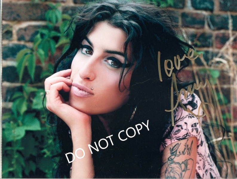 AMY WINEHOUSE 8 x10 20x25 cm Autographed Hand Signed Photo Poster painting