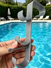 2pcs Pool Leaf Skimmer Net Holder Multifunctional Hook Design Skimmer & Cleaning Tool Bracket No-Drill Clip Installation for Home Swimming Leisure Time