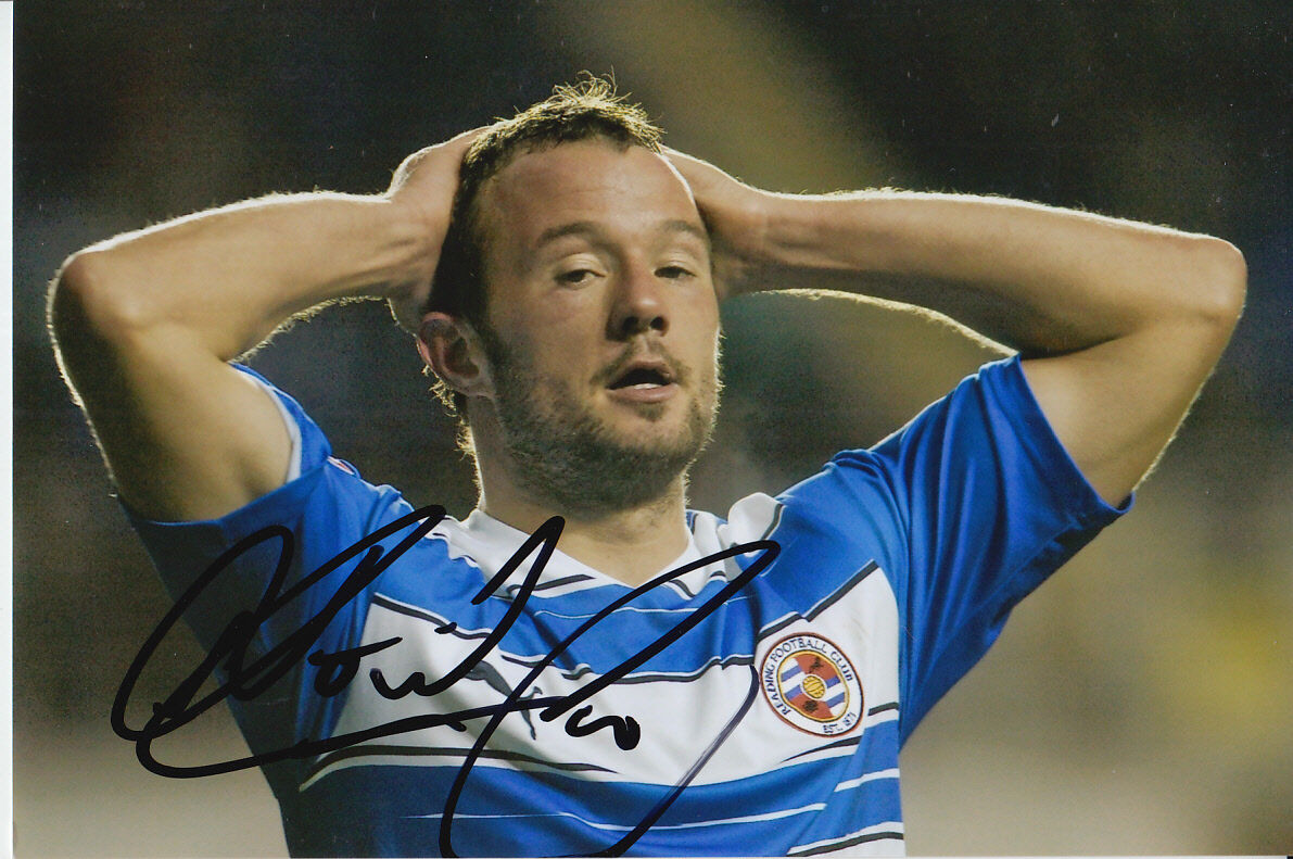 READING HAND SIGNED NOEL HUNT 6X4 Photo Poster painting.