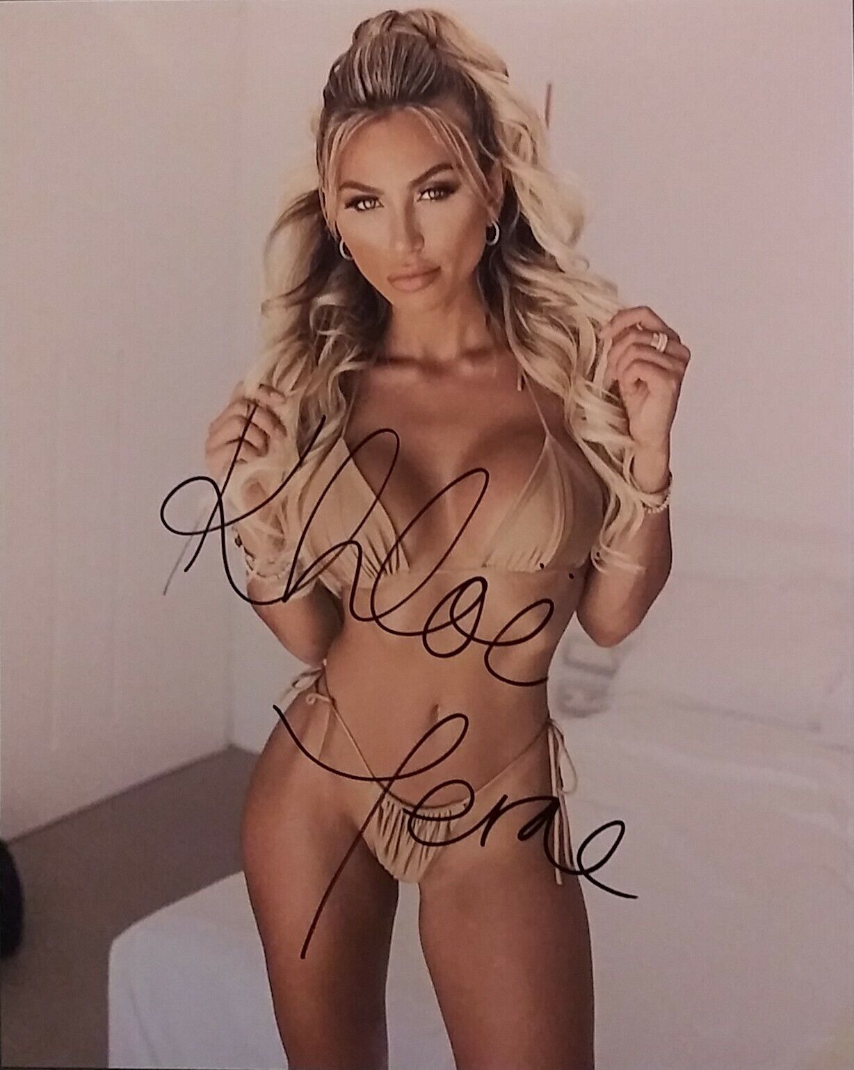 Chloe Terae signed 8 x 10