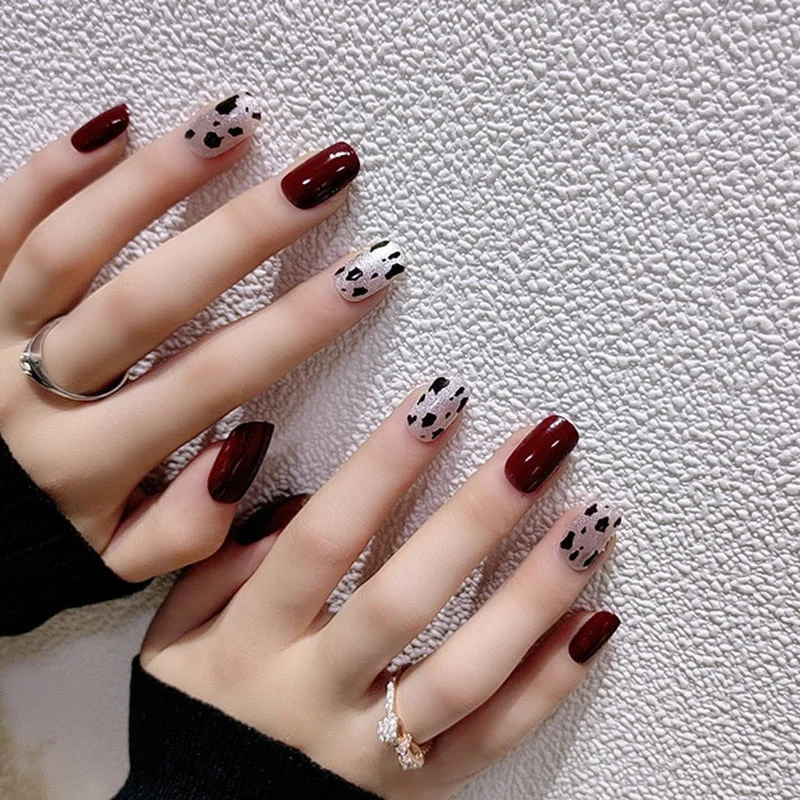 24pcs/set Red Color Short Size Fake Nails Women Fashion Glitter Patch Nail Art Tools Bride Wedding Party Nail Tips With Glue-Nail Inspo